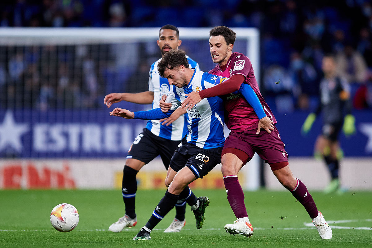 爱游戏体育-包含费耶诺德训练开放日；今晚遗憾出局引欢呼；欧冠在即；球探报告显示潜力的词条